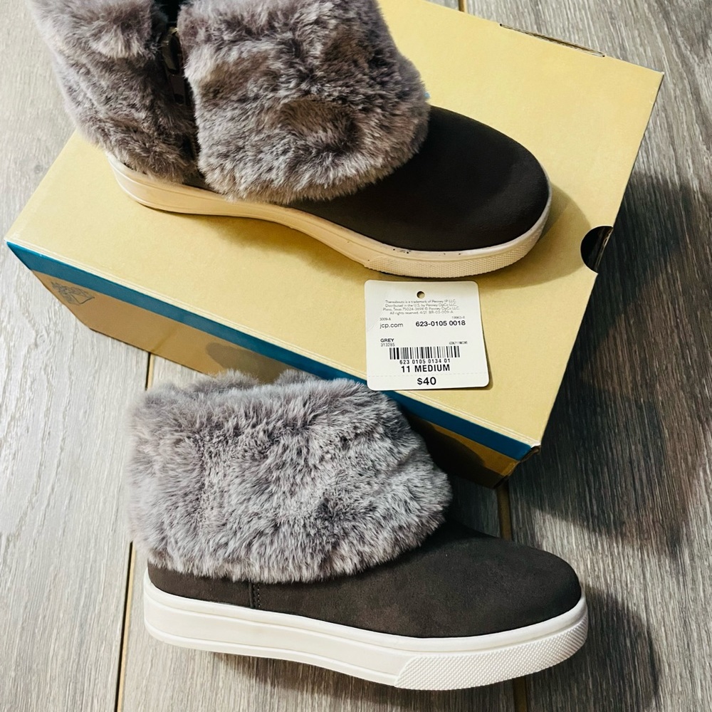 Size 10 thereabouts shoe boots, brand new